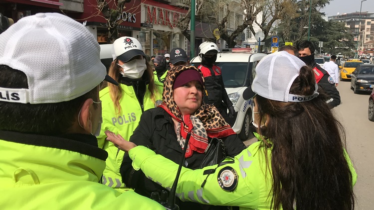 Bursa'da maske takmayan anne-kız ortalığı birbirine kattı