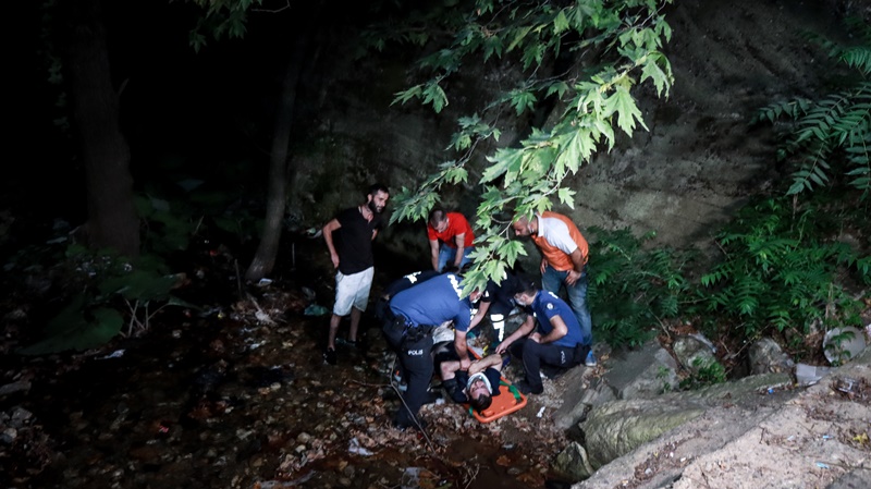 Bursa'da dereye düşerek yaralanan kişiyi ekipler tarafından kurtarıldı