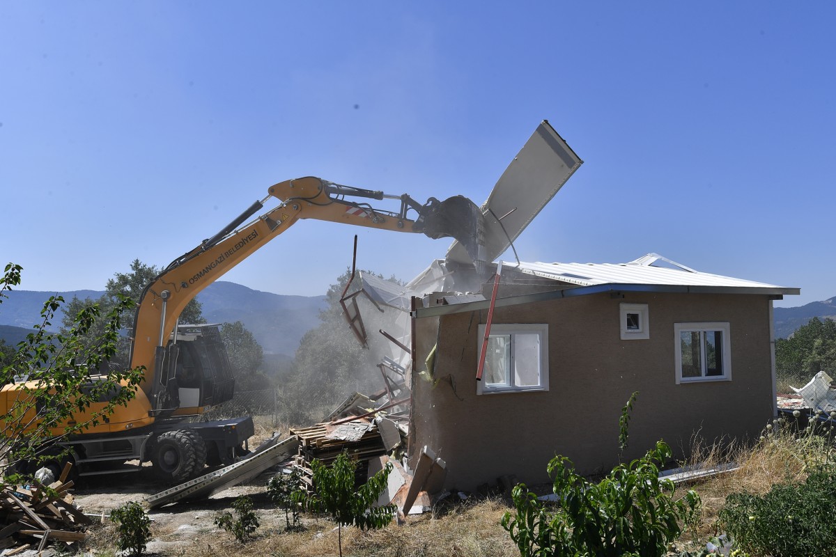 Uludağ yamaçlarındaki kaçak evler yıkıldı