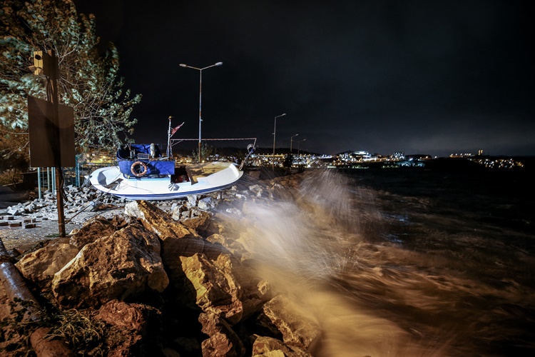 Gemlik Körfezi'nde metrelerce yükselen dalgalar balıkçı teknelerini batırdı