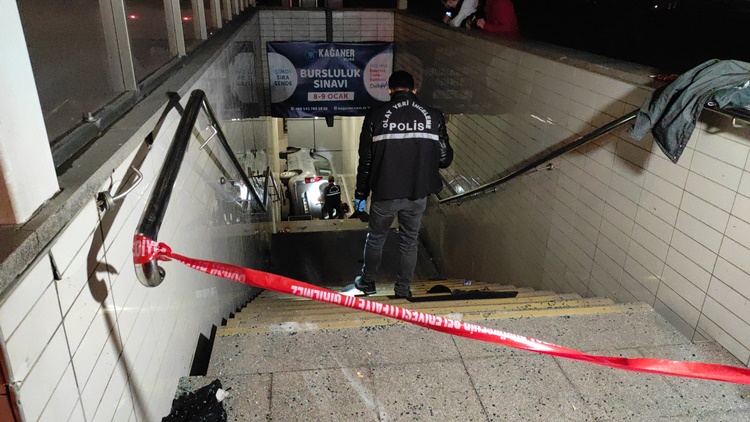 Bursa'da aracın metro alt geçidi merdivenlerine düşmesi sonucu bir kişi öldü