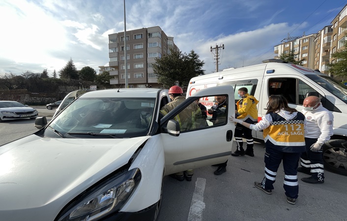 Bursa'da kaza yapan iki aracın sürücüleri yaralandı