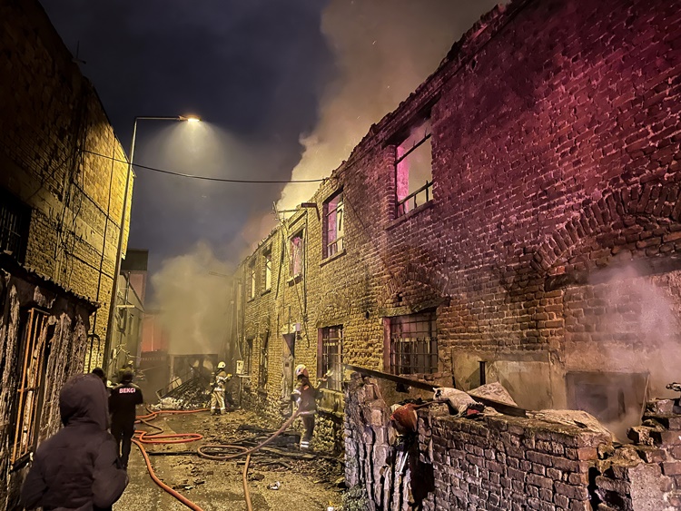 Bursa'da mobilya atölyesi yandı