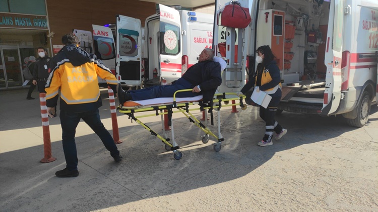 Ticari taksiye çarpan motosikletin sürücüsü yaralandı