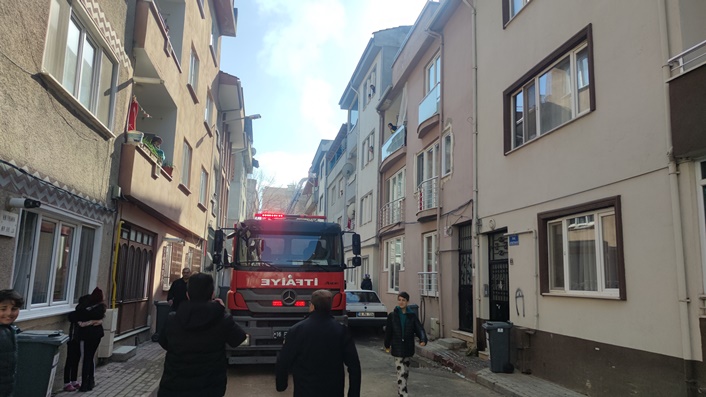 Bursa'da  bir apartmanın çatı katında çıkan yangın söndürüldü