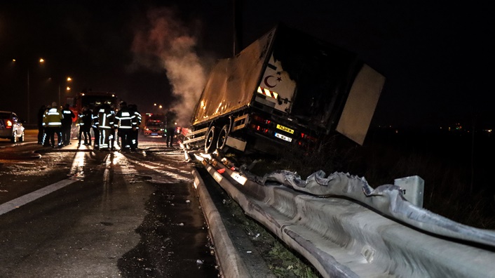 Yönlendirme direğine çarpıp yanan kamyondaki 2 kişi öldü, 2 kişi ağır yaralandı