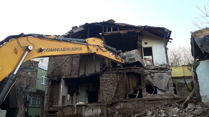 Osmangazi'de tehlike arz eden metruk bina yıkıldı