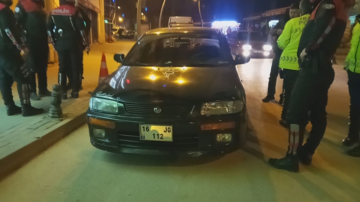 Otomobile çakar lamba taktıran ehliyetsiz sürücüye ceza kesildi