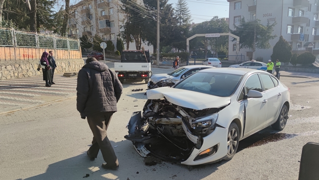 Bursa'da çarpışan iki otomobilin sürücüleri yaralandı