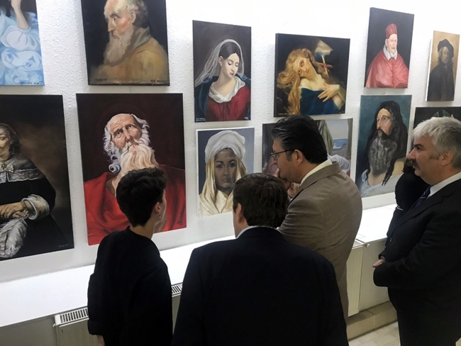 Bursa'da Zeki Müren Güzel Sanatlar Lisesi öğrencilerinin yıl sonu sergisi açıldı