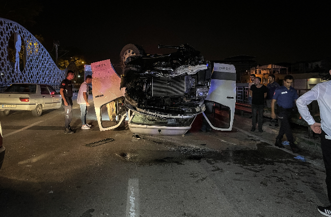 Bursa'da devrilen minibüsün sürücüsü yaralandı