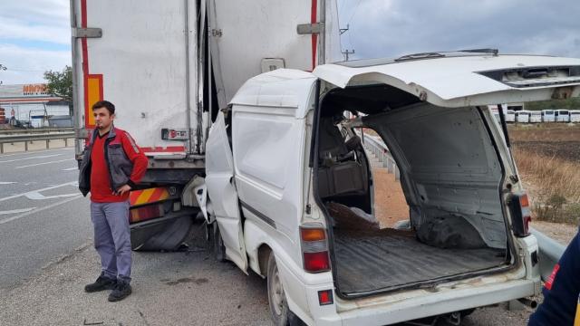 Bursa'da tıra çarpan panelvanın sürücüsü hayatını kaybetti