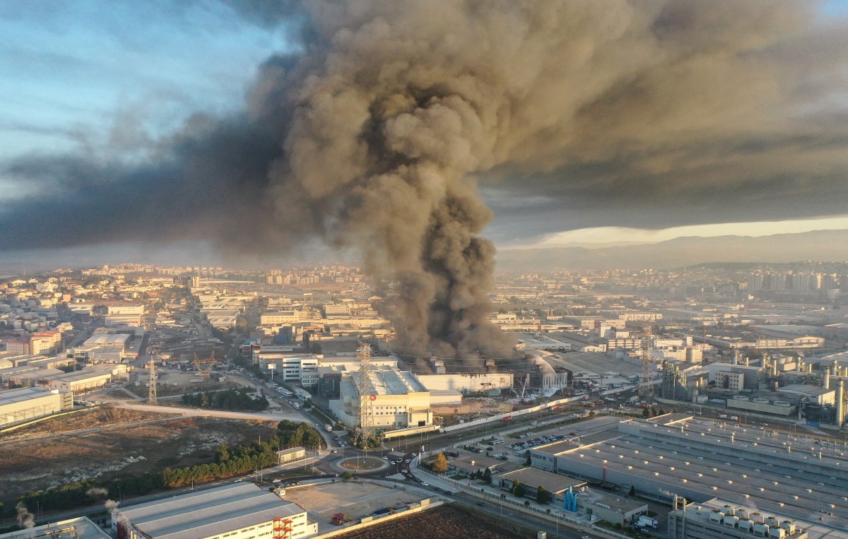 Bursa'da yanan tekstil fabrikasından çıkan duman kenti kapladı