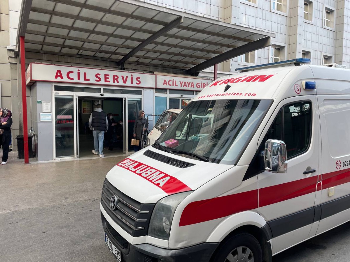 Bursa'da sahte içkiden zehirlendiği şüphesiyle hastaneye kaldırılan 5 kişiden biri öldü