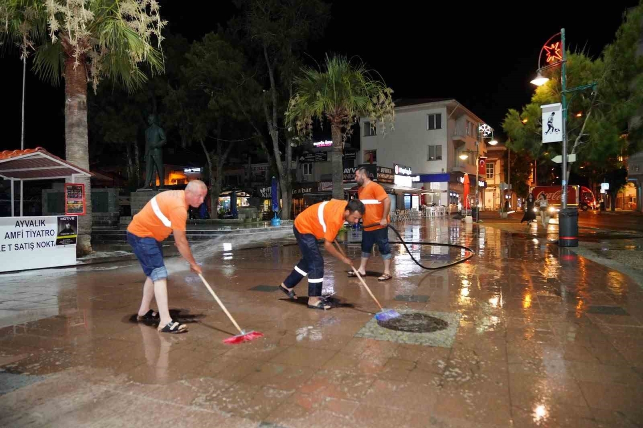 Ayvalık cadde ve sokakları köpüklü sularla temizlendi
