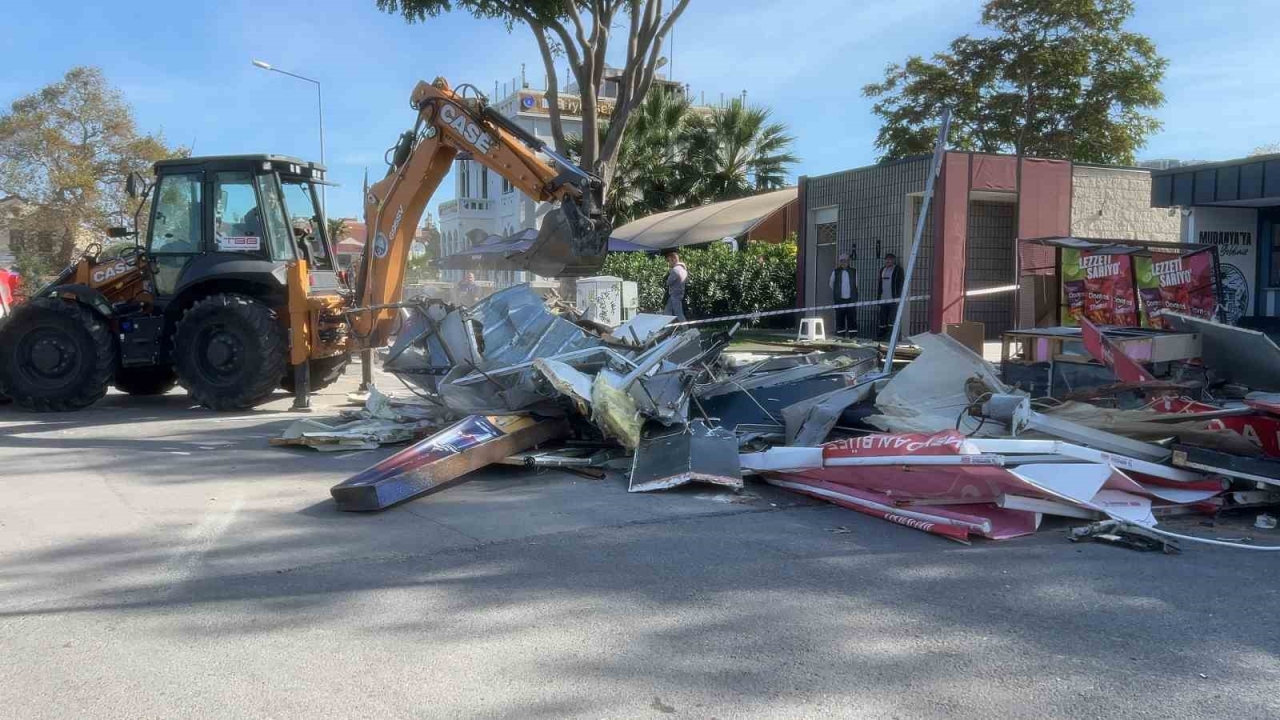 Mahkeme kararının ardından Mudanya’daki büfe yıkıldı
