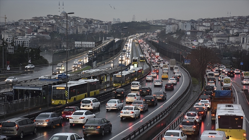 İstanbul'un bazı bölgelerinde trafik yoğunluğu yaşanıyor