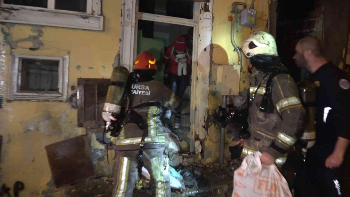 Alev alev yanan binada mahsur kalan kadını itfaiye ekipleri zamanla yarışarak böyle kurtardı