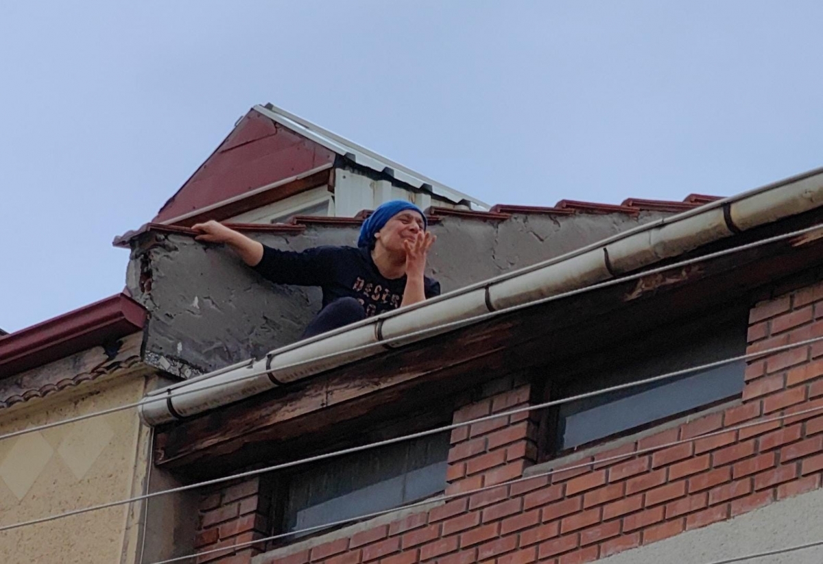 Evi için tahliye kararı verilince, çatıya çıktı