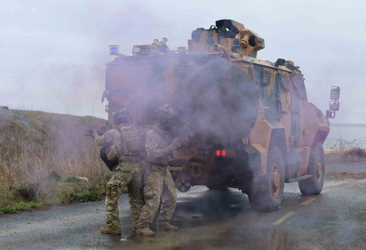 SAS Komandolarının nefes kesen el yapımı patlayıcı eğitimi