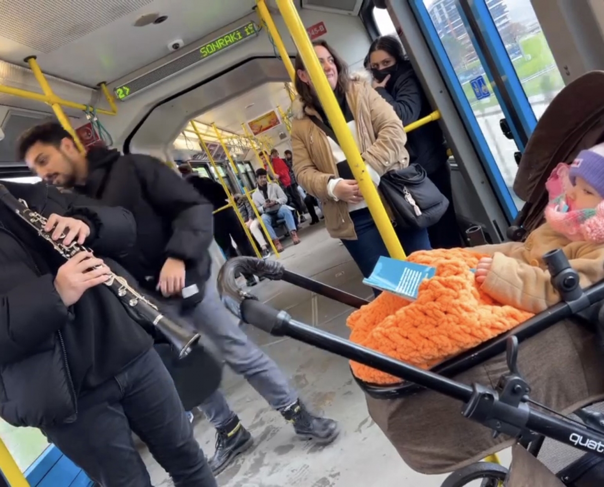 Bursa Metrosu’nda ağlayan bebeği klarnet ile uyuttular