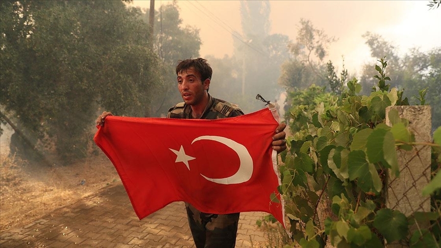 Azerbaycanlı itfaiyecilerin Türk bayrağı duyarlılığı