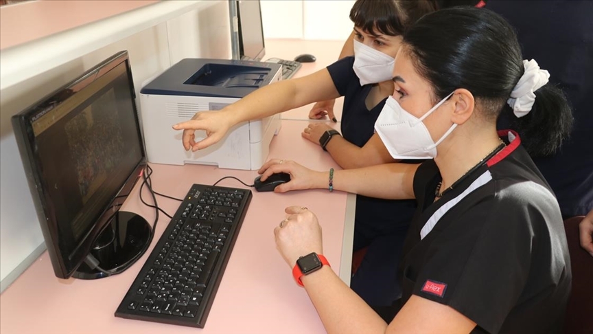Zonguldak'ta sağlık çalışanları 'Sağlık çalışanlarının şefkatli elleri'ni seçti