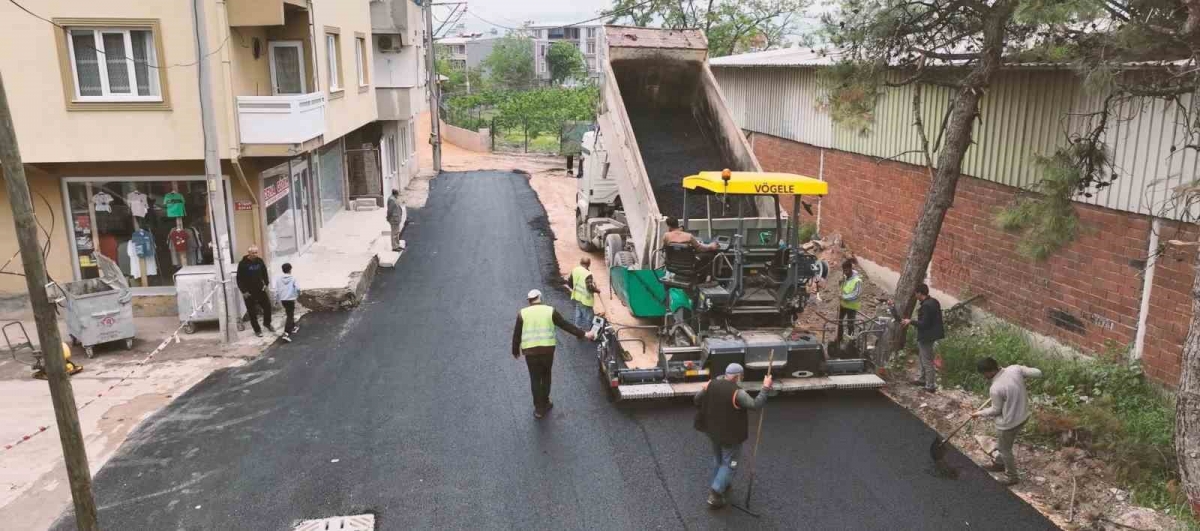 Gürsu’da 36 saatte sokağın asfaltı yenilendi
