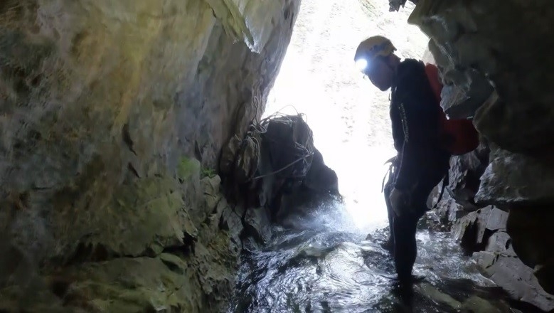 Uludağ’da kar sularının eridiği mağarada tehlikeli macera