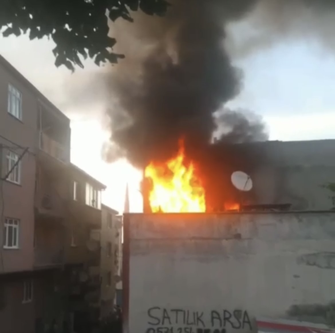 Bursa’da 2 katlı evin çatı katı alev alev yandı