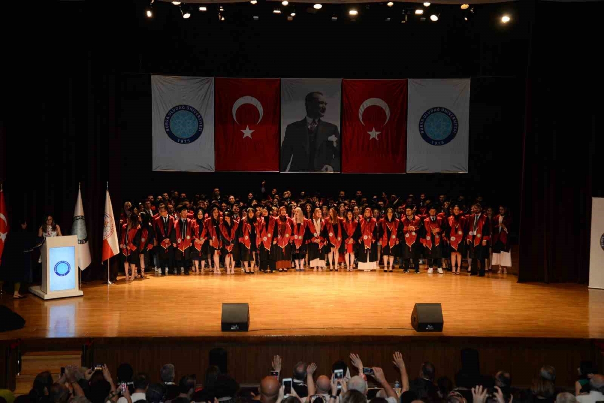 Bursa Uludağ Üniversitesi’nde mezuniyet heyecanı sürüyor