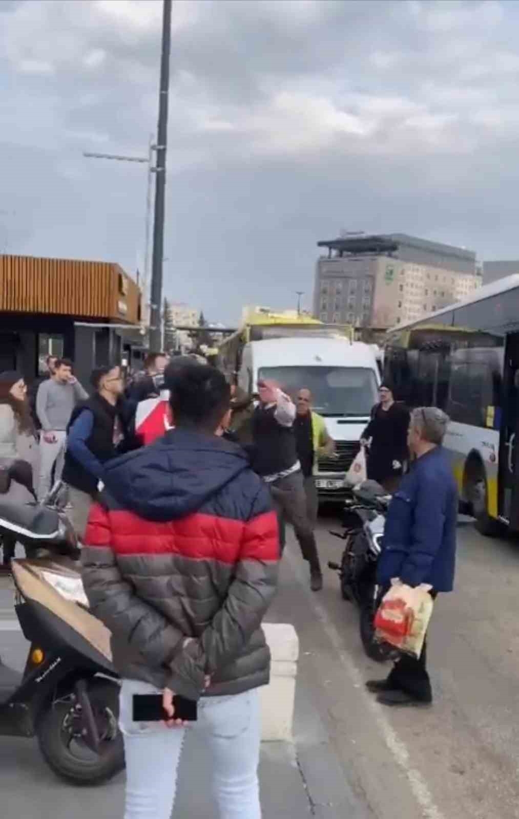 Bursa’da halk otobüsü ile motosiklet sürücüsünün yumruklu kavgası kamerada