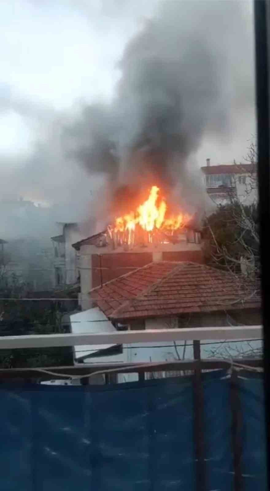 Bursa’da çatı alev alev yandı, o anlar kamerada