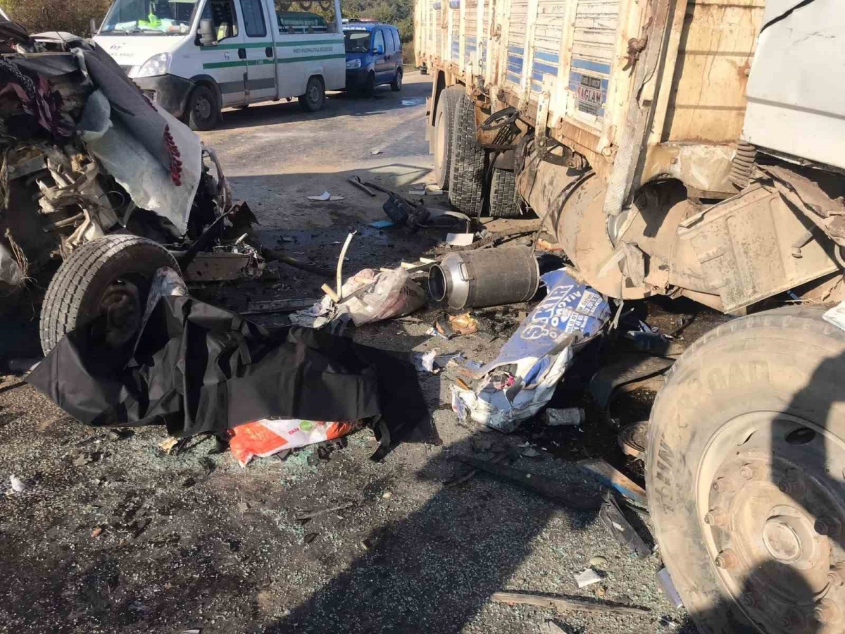 Süt toplama aracı kamyonla çarpıştı: 1 ölü, 5 yaralı