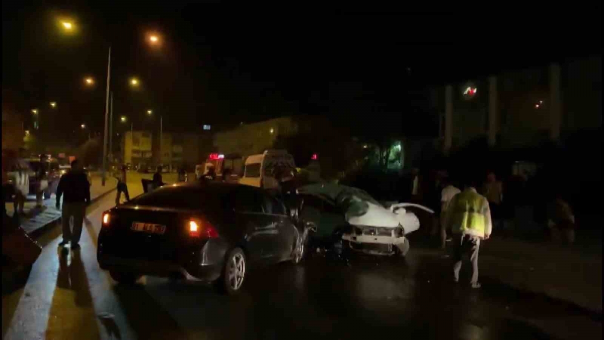 Bursa’da 2 araç kafa kafaya çarpıştı: 1’i ağır 2 yaralı