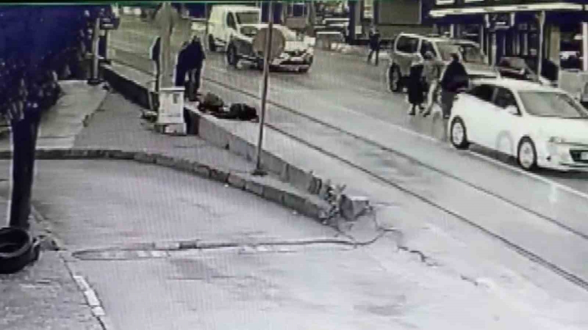Bursa’da karayolundan karşıya geçen vatandaşın ölümden döndüğü anlar kamerada