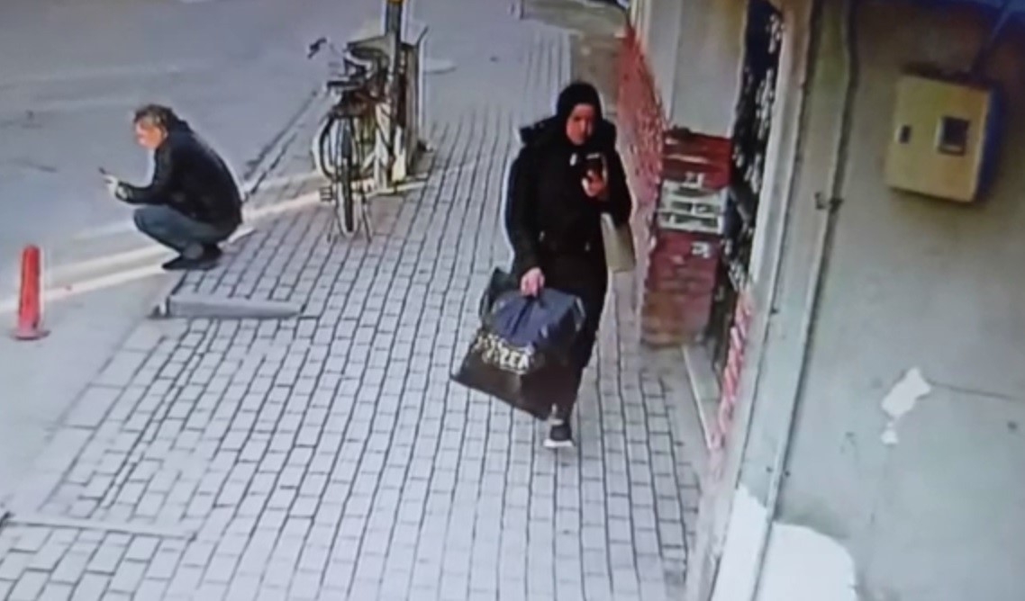 Yardım görevlisinin çantasını çalan kadın kameraya yansıdı