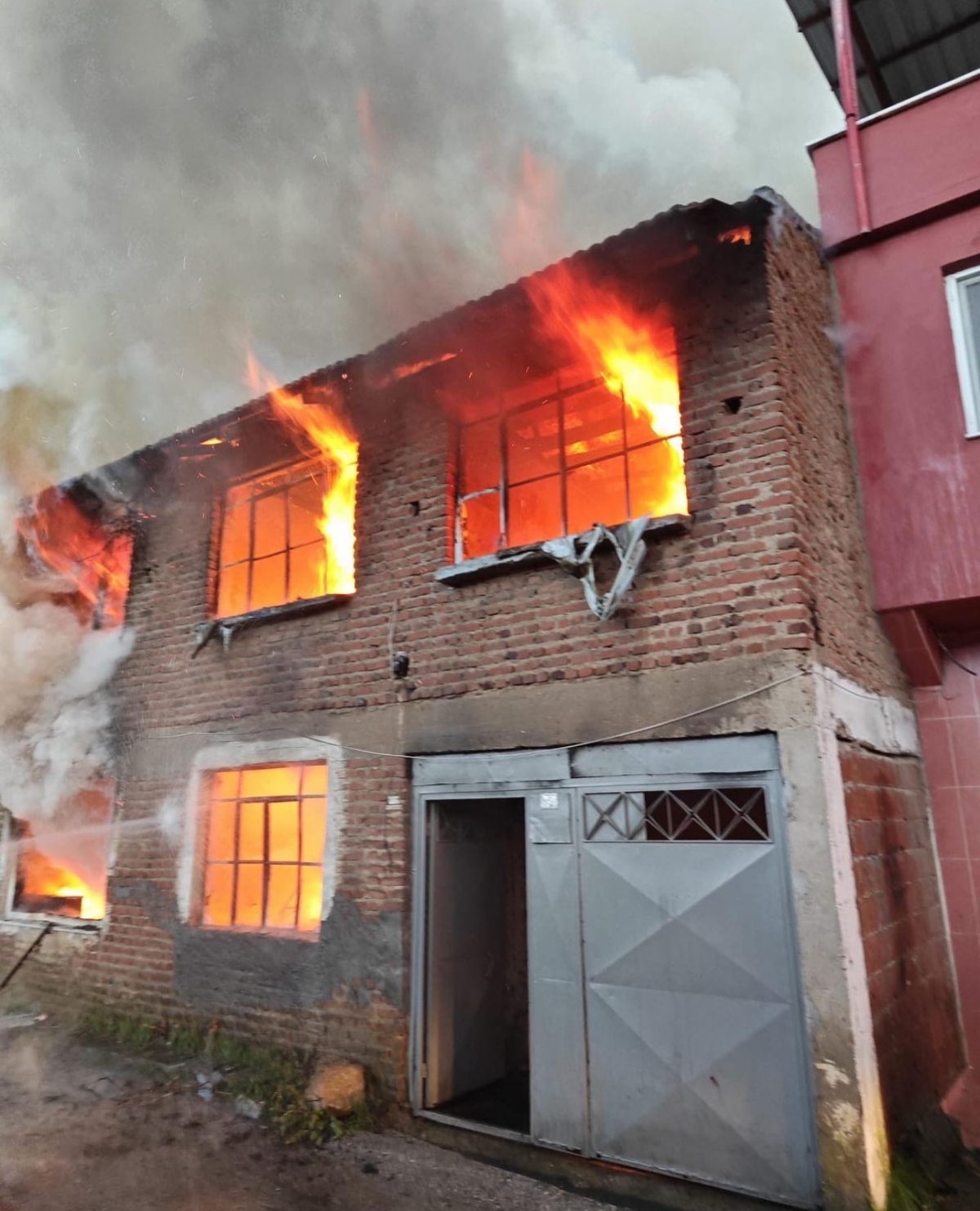 Bursa’da iki katlı müstakil ev alev alev yandı