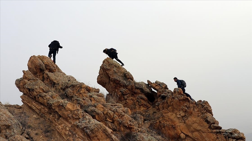 Doğa tutkunlarından Iğdır'daki Kızıl Kayalıklar'da akbabaların zirvesine fotosafari