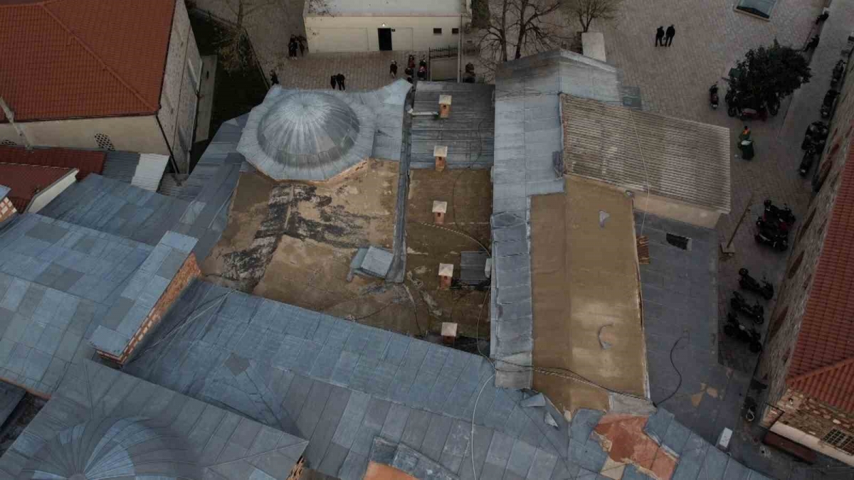 (Özel) Bursa’da tarihi çarşının çatısındaki kurşun kaplamalar çalındı