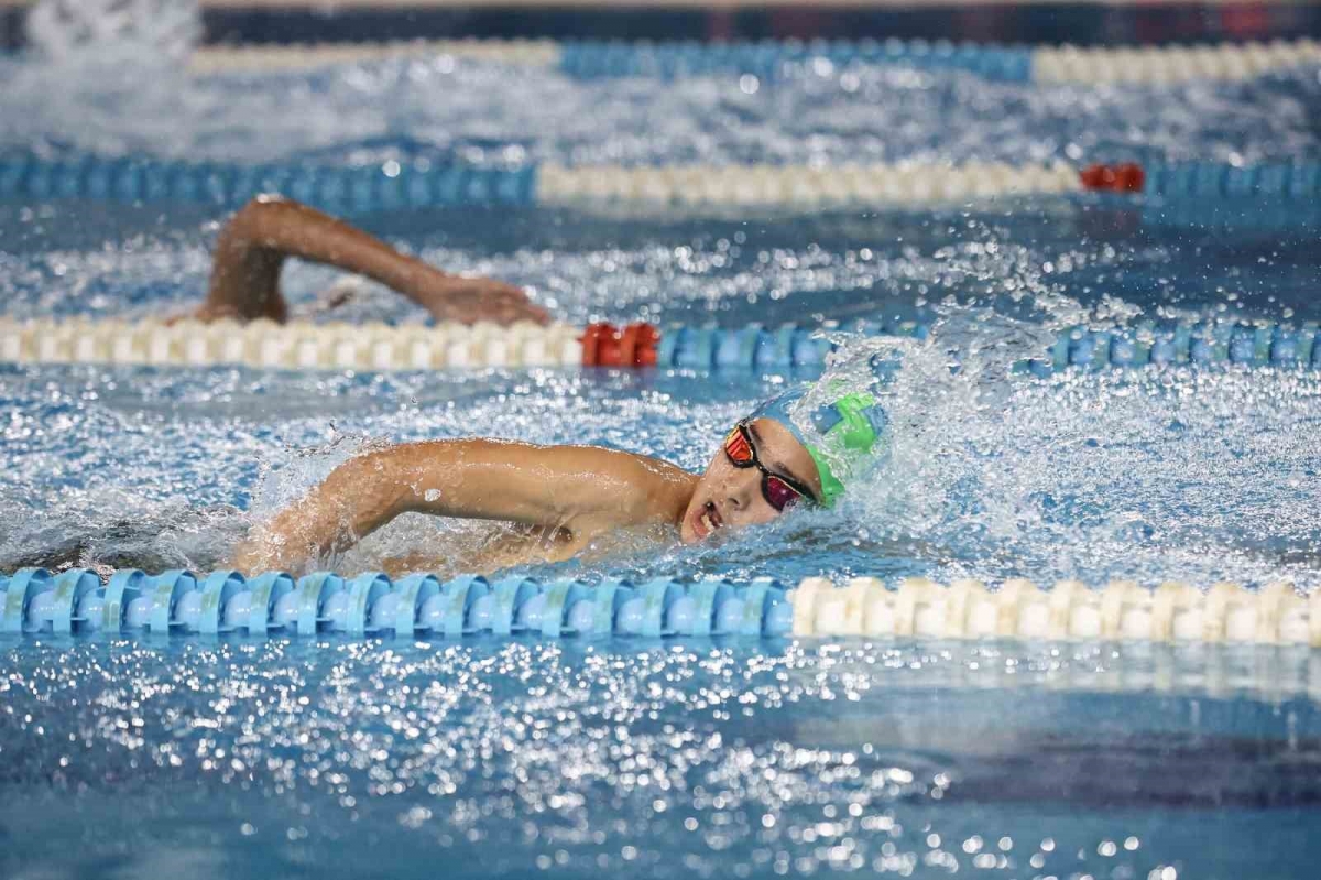 Nilüfer’de yüzme yarışmasında dereceye girenler ödüllendirildi
