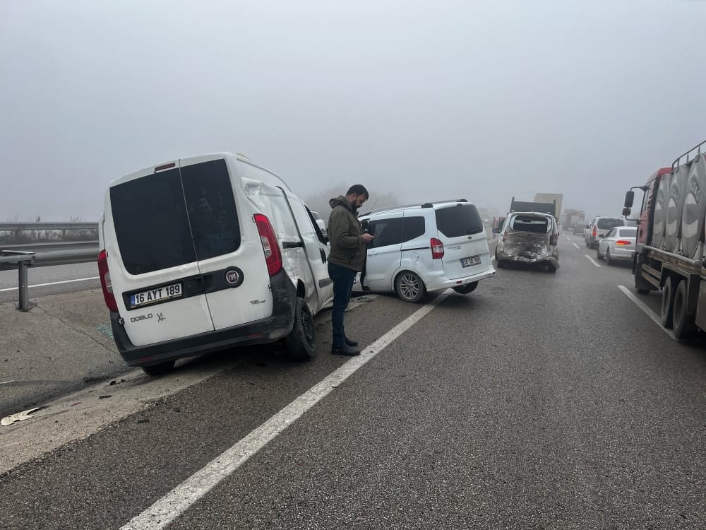 Bursa’da yoğun sis nedeniyle 9 farklı noktada 22 araç kaza yaptı: 6 yaralı