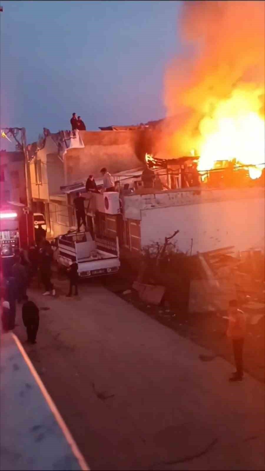 Evin çatısı alev alev yandı, mahalle duman altında kaldı