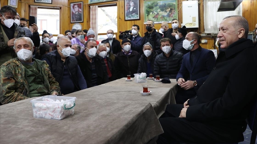 Cumhurbaşkanı Erdoğan kıraathanede vatandaşlarla sohbet etti
