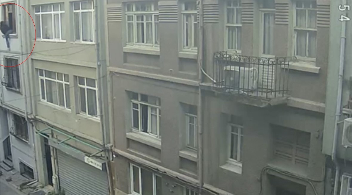 İstanbul’da “örümcek adam” gibi hırsız kameraya yansıdı