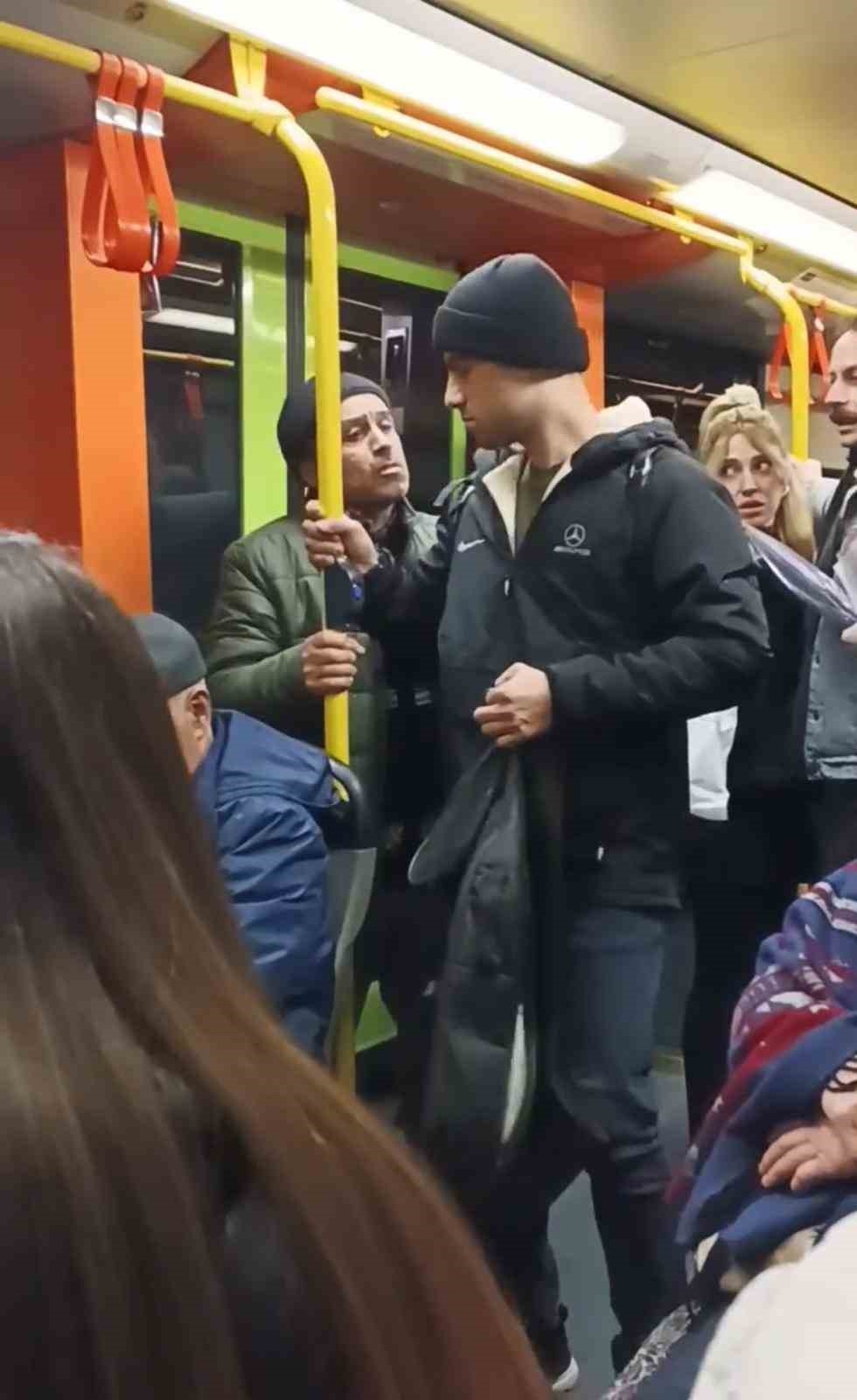Metroda müzik çalarak para toplayan gençler ile vatandaşlar arasında tartışma çıktı