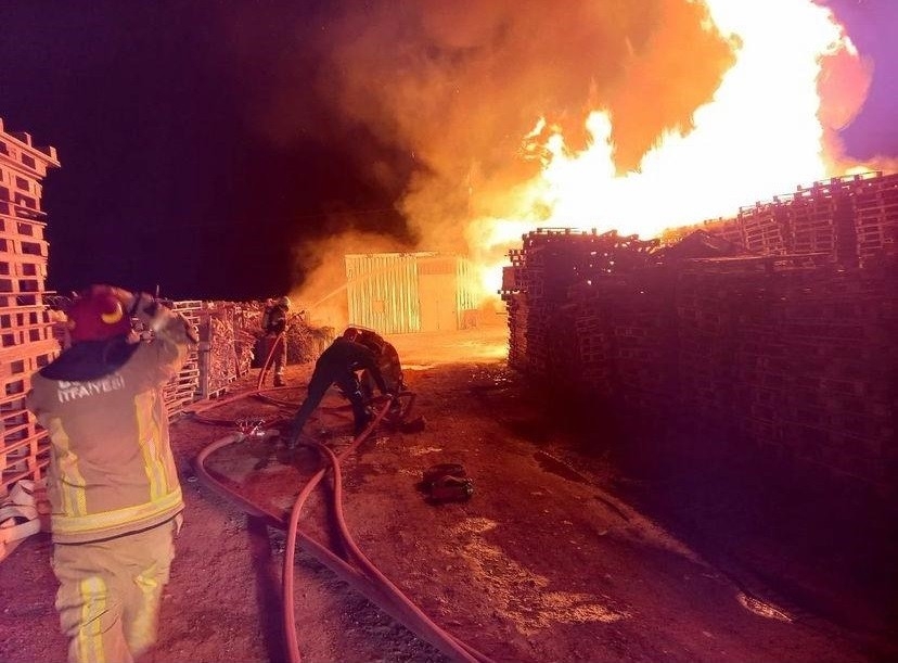 Ambalaj fabrikasında korkutan yangın, fabrikaya sıçramadan son anda söndürüldü