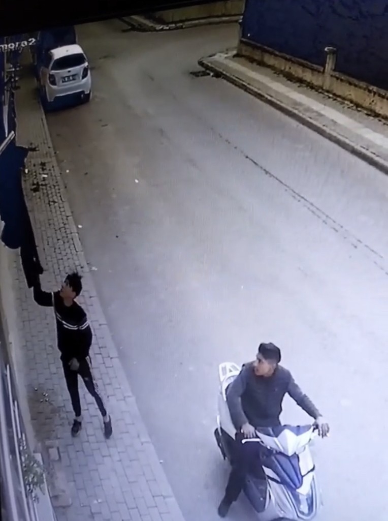 Bursa’da motosikletli çamaşır hırsızları kamerada