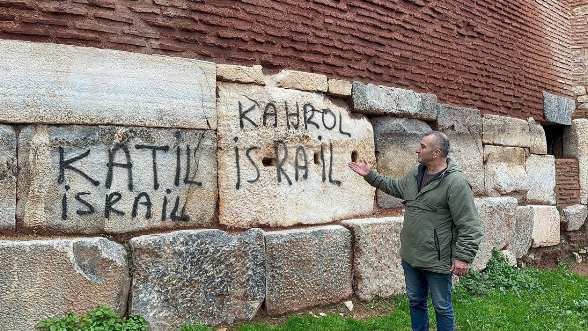 (Özel) Trajikomik protesto...2 bin yıllık surlara İsrail’in zulmünü kazıdılar