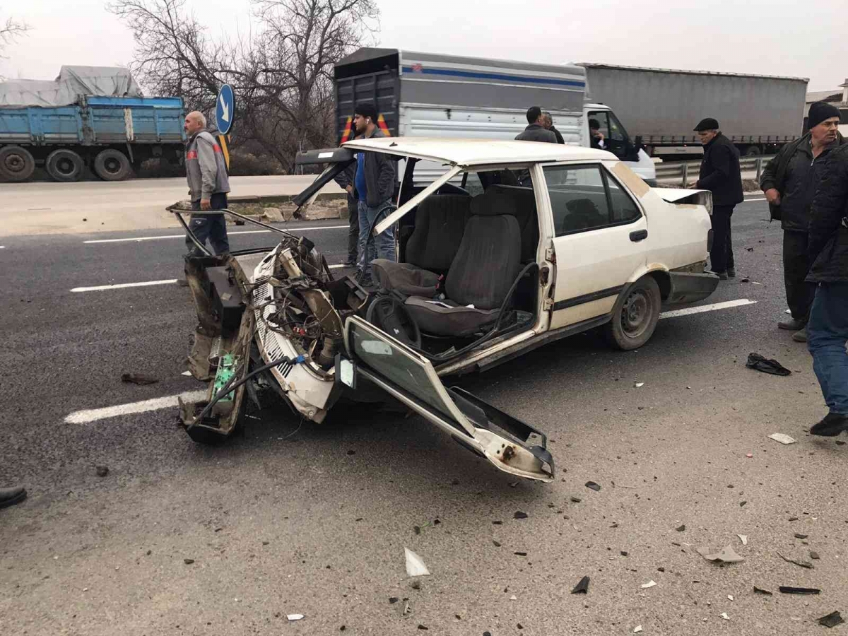 Bursa’da feci kaza: Otomobil ikiye bölündü, 3 kişi yaralandı